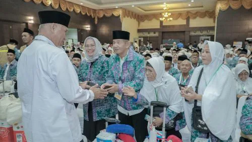 Gubernur Sumbar Lepas Keberangkatan 393 Calon Jemaah Haji Kloter 1 Embarkasi Padang