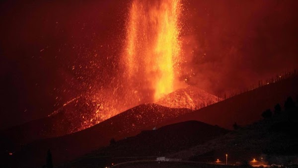 Se fractura un cráter de un horrible volcán,  encontraron esto en su interior