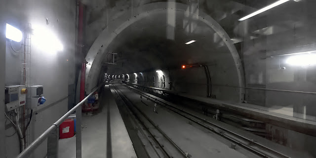 Et là... Le tunnel du métro en direction de la station Sainte-Anne !