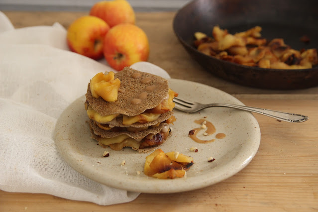 Millefeuille de galettes de sarrasin, pommes et noisette