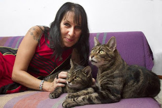 Mujer se casa con sus dos gatos