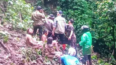 Sitinjau Lauik Lonsor, Gubernur Mahyeldi Turun Langsung Evakuasi Korban ke Dasar Jurang
