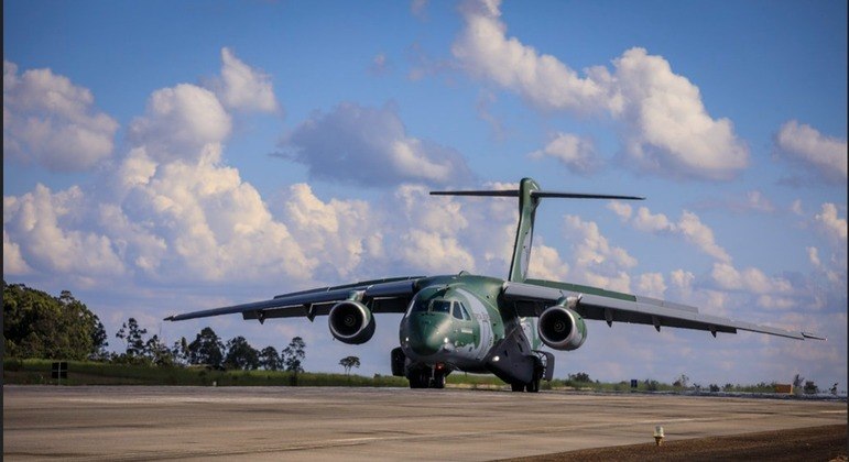 FAB disponibiliza aviões para buscar brasileiros na Ucrânia
