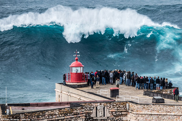 An AI model for predicting dangerous waves for marine vessels