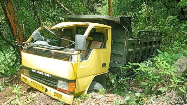 Hendak melayat ke Sembalun, dump truck terjun ke jurang