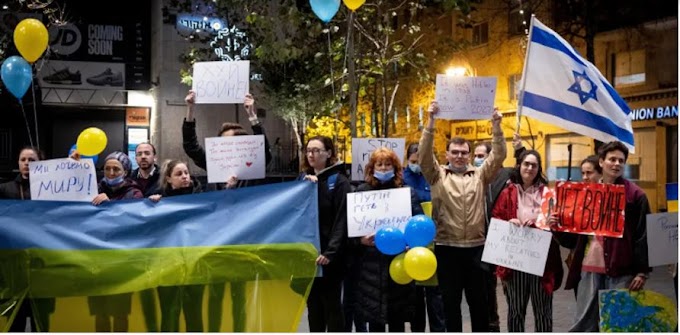 Israelenses protestam contra invasão da Ucrânia em frente à embaixada russa