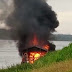 Balsa de garimpeiros é queimada no Rio Madeira, no Amazonas; veja vídeo