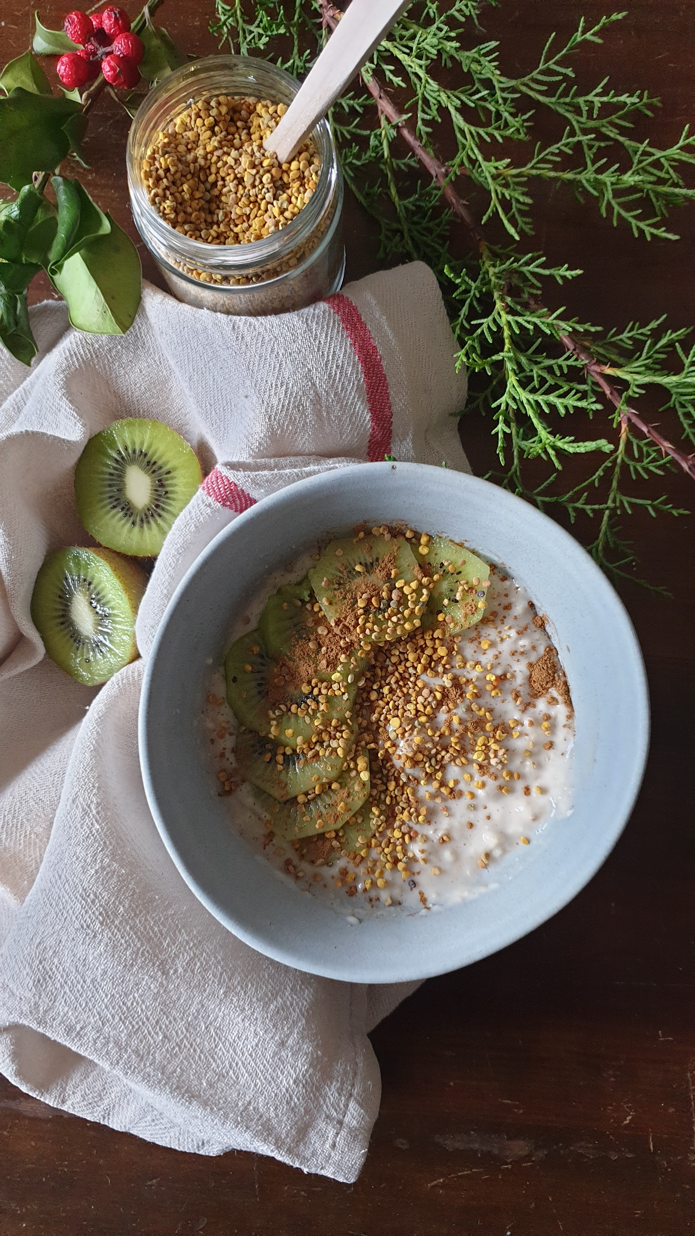 Papas de Aveia no Microondas com Kiwi e Polen de Abelhas