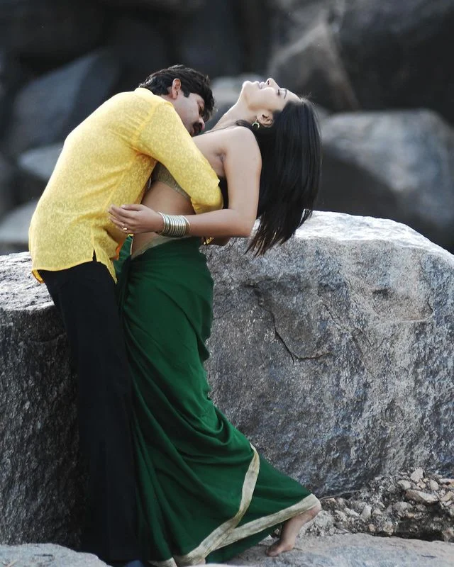 Anushka Shetty show hot and Sexy Nevel in latest photoshoot