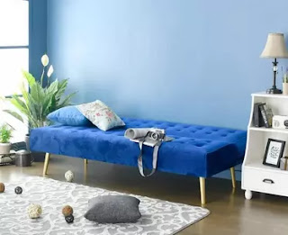 Tambahkan Sofa atau karpet empuk di kamar kost
