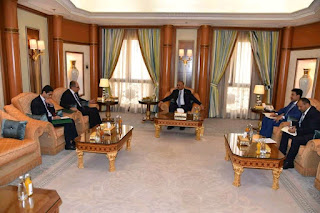 الرئيس عيدروس الزبيدي يلتقي السفير المصري