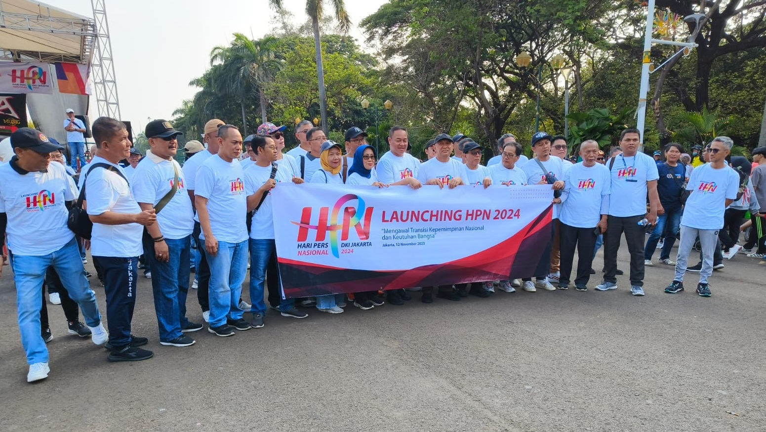 Launching HPN 2024, Menteri Koperasi dan UKM Teten Masduki Ikuti Jalan Santai Bersama Ketum PWI Pusat 