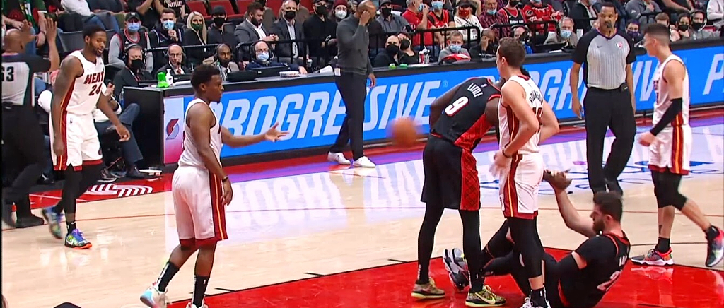 Kyle Lowry Get Ejected For Tossing The Ball Back To The Referee