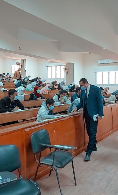 جامعة الفيوم: عميد كلية الآداب يتابع امتحانات الفصل الدراسي الأول بالكلية