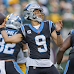 El quarterback de los Panthers de Carolina, Bryce Young 9 lanza el ovoide durante un partido