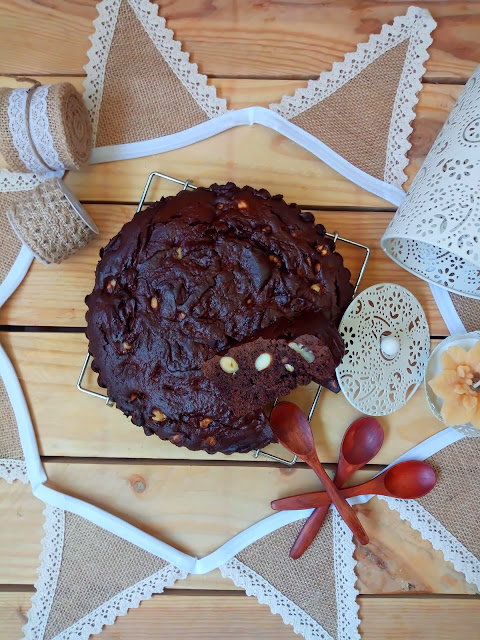 Galleta gigante de aceite de oliva y chocolate con nueces, almendras y avellanas Mega cookie, maxi, healthy, desayuno, merienda, postre. Con Horno. Cuca