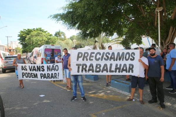 Motoristas de van fazem nova manifestação em Campos