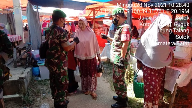 Personil Koramil 09/Gunung Talang Kembali Himbau Pengunjung Pasar Untuk Patuhi Prokes