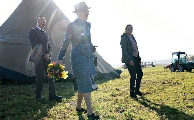 The trees were planted on the occasion of Børneringen's 80th anniversary. Blue print skirt suit