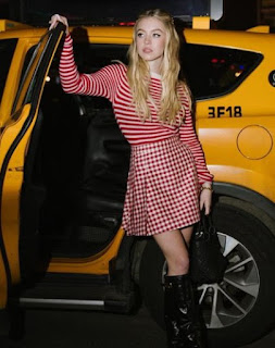 Sydney Sweeney posing for picture with the car