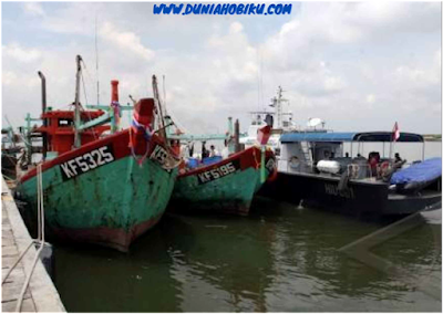 mancing di dermaga kapal