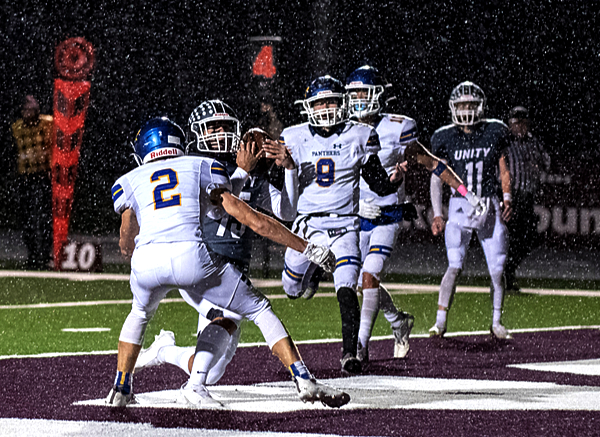 Damian Knoll makes a catch in the end zone