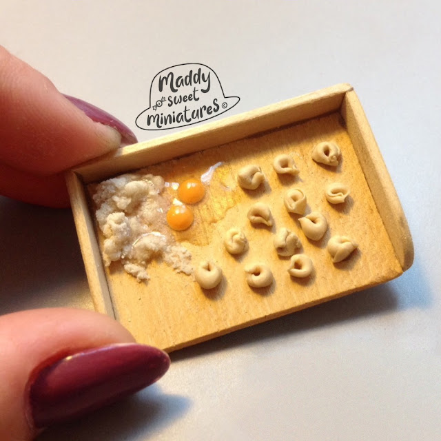 Cibo in miniatura, tortellini bolognesi. Pasta realizzata in Fimo, handmade. Dollhouse miniature.