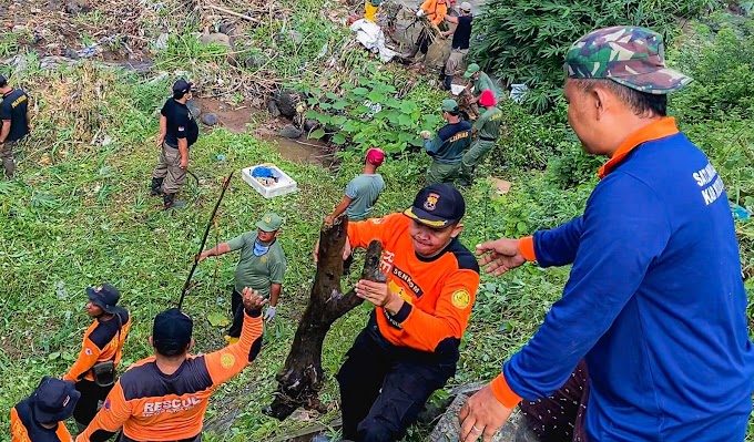 Bersih Sungai Senkom Mitra Polri bersama Sat Pol PP, Sat Linmas & Damkar Kab. Kudus