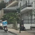 Ένα δημόσιο «Εύγε» στον άγνωστο ντελιβερά – Σταμάτησε για να βοηθήσει τον ηλικιωμένο