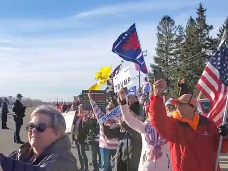 “FJB!” – Trump Supporters Line the Street to Welcome 81 Million Vote Recipient Joe Biden in Minnesota (VIDEO)