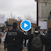 [VIDEO] Des soignants manifestent contre Macron lors de son déplacement à Vierzon