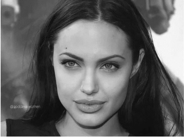 Jolie, que é enviada especial da Agência das Nações Unidas para Refugiados, publicou que planeja  compartilhar histórias de pessoas "que estão lutando por seus direitos humanos básicos"