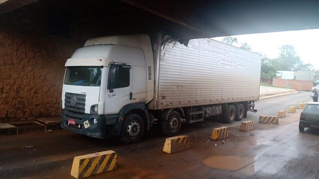 Veículo fica entalado ao passar pelo viaduto na avenida Ahylon Macedo em Barreiras