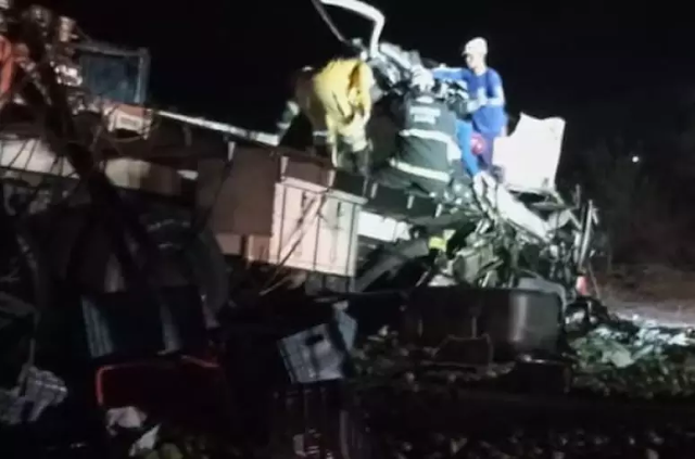 Acidente entre caminhão e ônibus deixa 25 pessoas mortas na Bahia