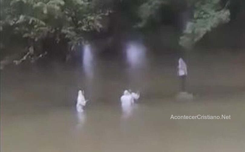 Ángeles durante bautismo en río de Honduras