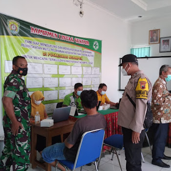 Anggota Polsek Pegandon Bantu Penanganan Vaksinasi di Kecamatan Ngampel