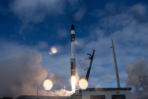 O veículo de lançamento Electron da Rocket Lab decola do Complexo de Lançamento 1B