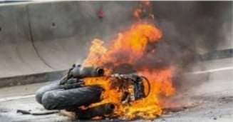 بسبب خلافات مالية نقاش يشعل النيران في دراجة بخارية مِلك عامل بسوهاج