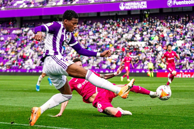 Gonzalo Plata intenta un centro ante Quintillá. REAL VALLADOLID C. F. 1 C. D. LEGANÉS 0 Domingo 02/01/2022, 14:00 horas. Campeonato de Liga de 2ª División, jornada 22. Valladolid, estadio José Zorrilla