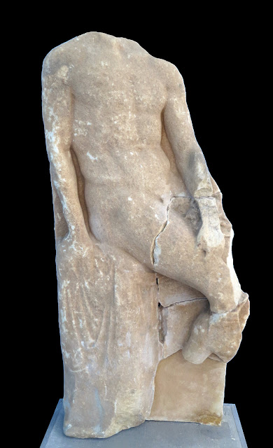 Χώρα Τήνου. Μαρμάρινο ακέφαλο γυναικείο άγαλμα ρωμαϊκής περιόδου