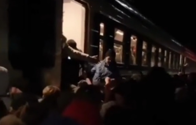 Warga Ukraina Mengungsi Akibat Perang Rusia ke Polandia dari Stasiun Kereta Lvov.lelemuku.com.jpg