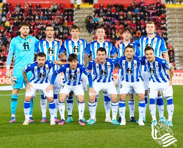 REAL SOCIEDAD DE FÚTBOL DE SAN SEBASTIÁN. Temporada 2021-22. Álex Remiro, Mikel Merino, Le Normand, Jon Pacheco, Aritz Elustondo, Alexander Sørloth. Portu, David Silva, Oyarzabal, Ander Guevara, Andoni Gorosabel. R. C. D. MALLORCA 0 REAL SOCIEDAD DE FÚTBOL 2 Miércoles 02/03/2022, 21:00 horas. Campeonato de Liga de 1ª División, jornada 21 (partido aplazado). Palma de Mallorca, Visit Mallorca Estadi: 11.550 espectadores. GOLES: 0-1: 35’, David Silva. 0-2: 62’, Mikel Merino. ENTRENADORES: RCD Mallorca: Pedro Rostoll (por sanción a Luis García). Real Sociedad: Imanol Alguacil. ÁRBITRO: Mario Melero López, Comité de Andalucía.