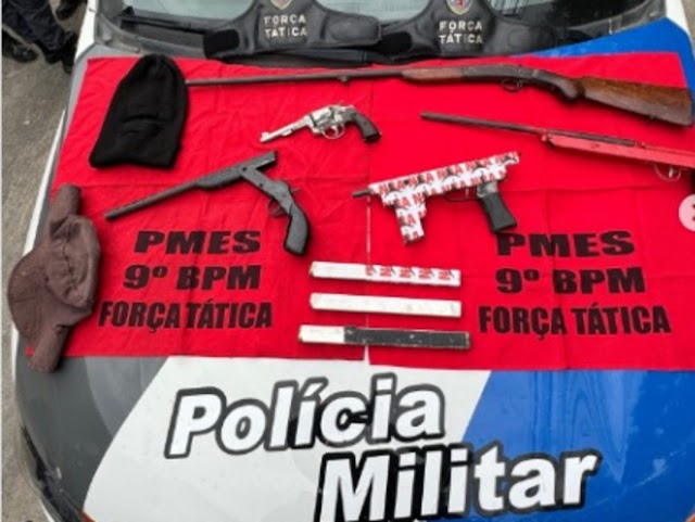 Zumbi: PM mostra armas tomadas do tráfico em operação após tiroteio