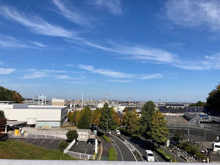 稲城市中央図書館から南多摩駅と多摩川方面を眺める