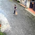 Viral Tetangga Sengaja Sapu Air Hujan Terekam CCTV