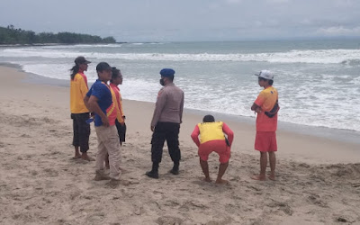 Tim Evakuasi Hentikan Pencarian Wisatawan Bekasi yang Tenggelam di Pantai Ciantir