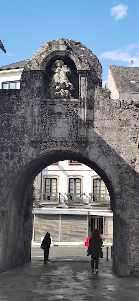 Puerta de Santiago en la muralla de Lugo. camino Primitivo