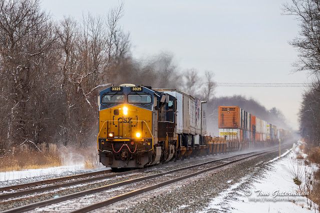 CSXT 3325 leads I017-23 west at MP QC302 of the Rochester Subdivision