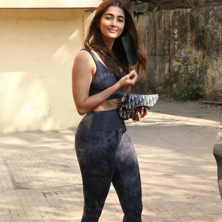 டைட்டான ஜிம் உடையில் புகைப்படங்களை வெளியிட்ட பூஜா ஹெக்டே...Pooja Hegde Hot Photos