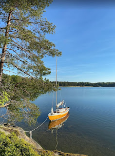 Aittasaaren rannassa purjevene parkissa aurinkoisena päivänä